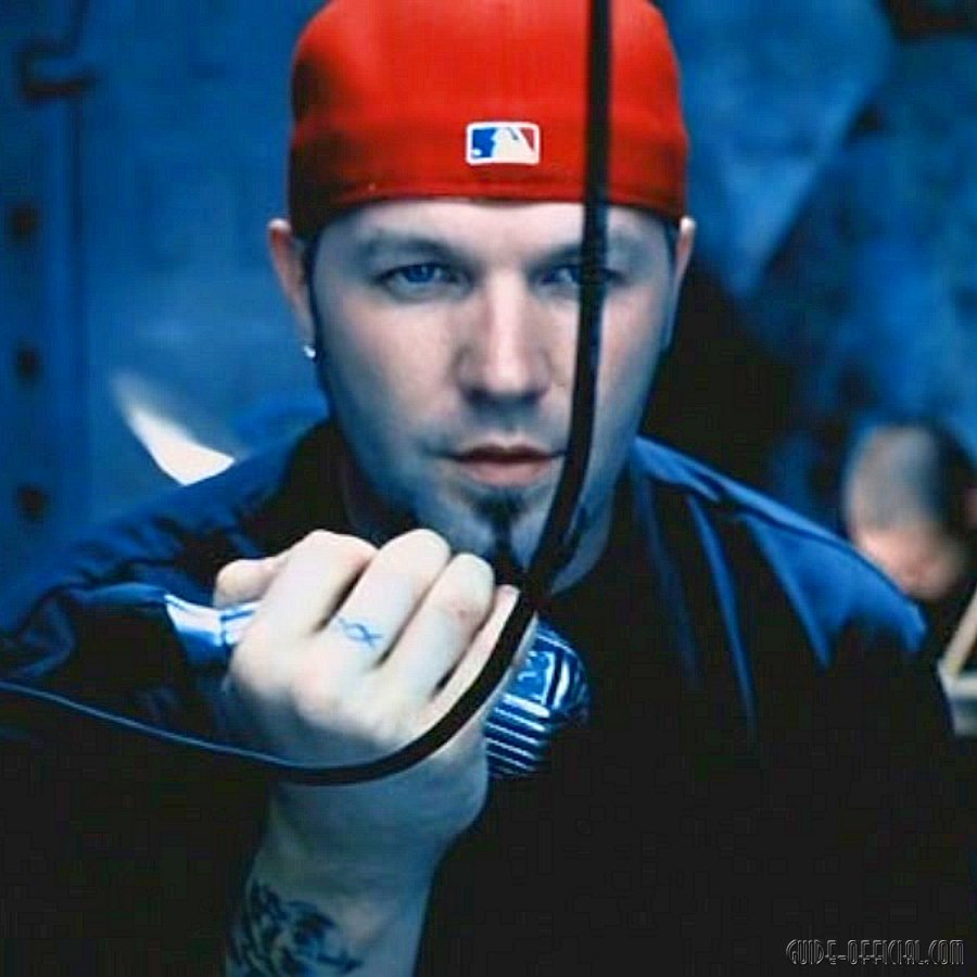 Лимп бизкит бихайнд блю айс. Limp bizkit behind blue eyes клип. Лимп бизкит 2003. Лимп бизкит behind blue eyes. Limp bizkit behind.